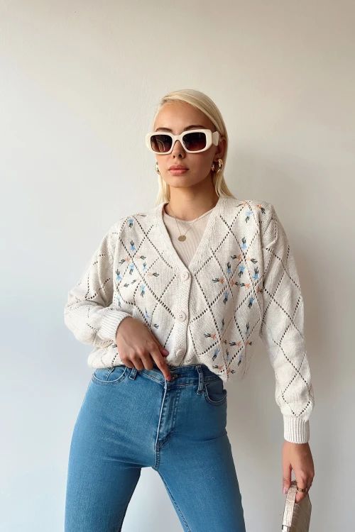 Ekru Nakış İşlemeli Ajurlu Düğmeli Premium Triko Hırka BCEQ-239020