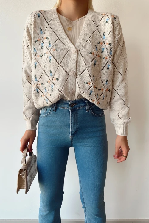 Ekru Nakış İşlemeli Ajurlu Düğmeli Premium Triko Hırka BCEQ-239020