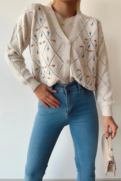 Ekru Nakış İşlemeli Ajurlu Düğmeli Premium Triko Hırka BCEQ-239020