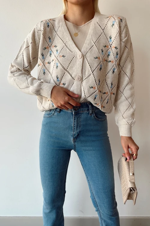 Ekru Nakış İşlemeli Ajurlu Düğmeli Premium Triko Hırka BCEQ-239020