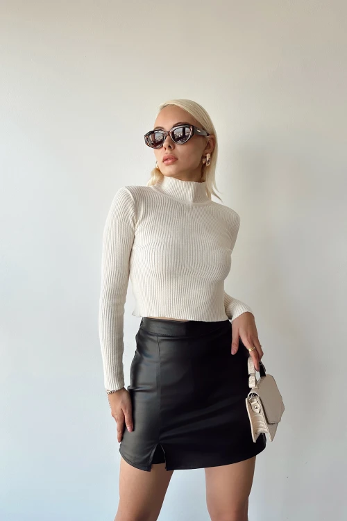 Siyah Yırtmaç Detaylı Deri Şort Etek BCDF-233401