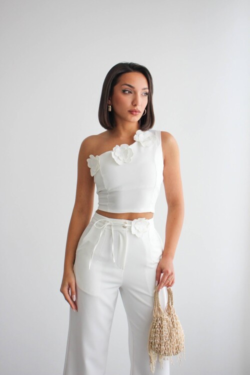 Beyaz Aksesuar Detaylı Bluz Ve Pantolon Dokuma Alt Üst Takım