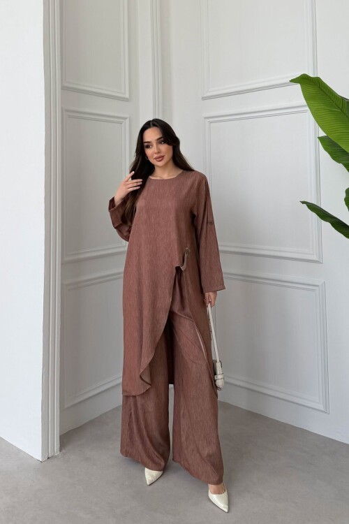 Kahverengi Önden Ve Arkadan Yırtmaçlı Tensel Kumaş Alt Üst Takım