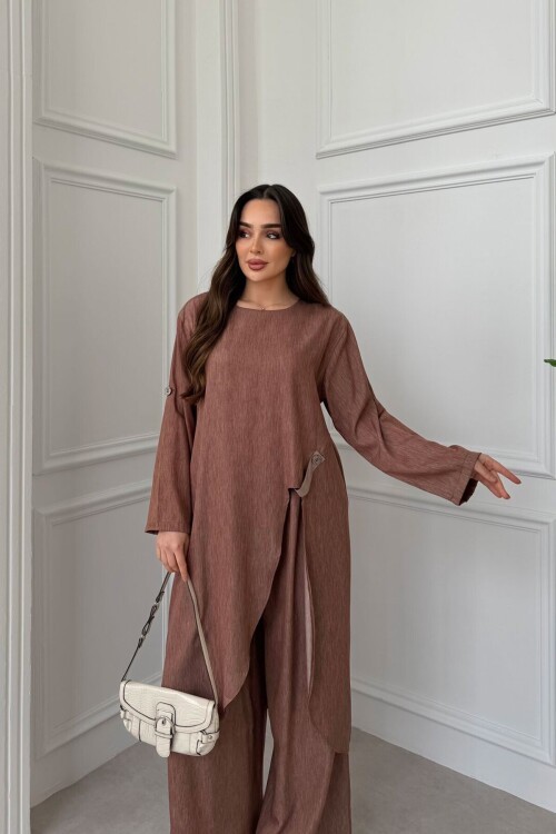 Kahverengi Önden Ve Arkadan Yırtmaçlı Tensel Kumaş Alt Üst Takım