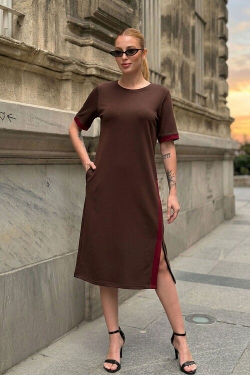 Kahverengi Şeritli Yırtmaç Detaylı Modal Kumaş Elbise