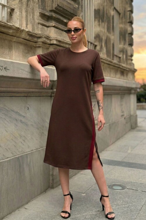 Kahverengi Şeritli Yırtmaç Detaylı Modal Kumaş Elbise