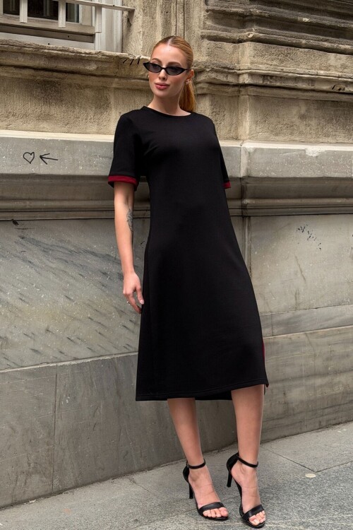 Siyah Şeritli Yırtmaç Detaylı Modal Kumaş Elbise