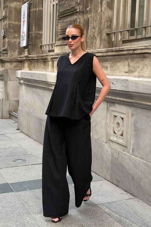 Siyah V Yaka Sıfır Kol Kendinden Dokulu Alt Üst Takım 