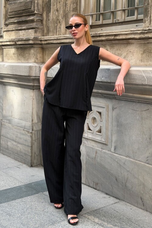 Siyah V Yaka Sıfır Kol Kendinden Dokulu Alt Üst Takım 