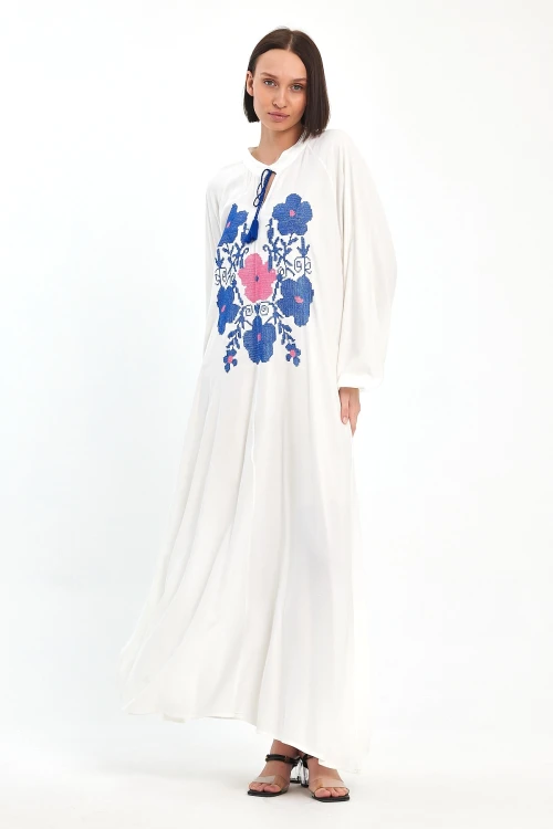 Maxi Boy Beyaz Hakim Yaka Nakış İşlemeli Uzun Boy Dokuma Elbise BCVL-241036