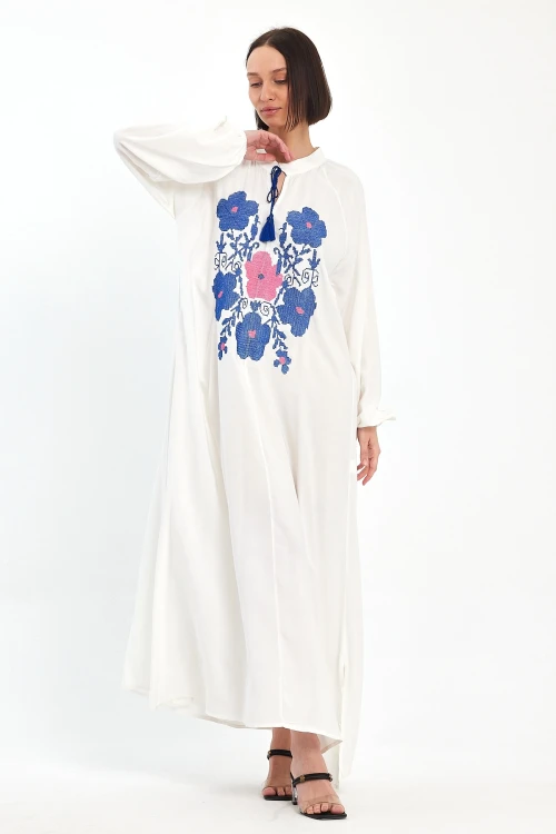 Maxi Boy Beyaz Hakim Yaka Nakış İşlemeli Uzun Boy Dokuma Elbise BCVL-241036