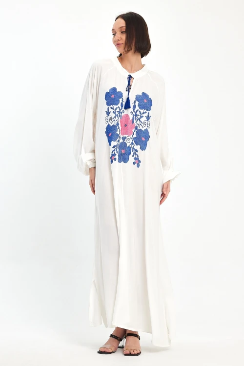 Maxi Boy Beyaz Hakim Yaka Nakış İşlemeli Uzun Boy Dokuma Elbise BCVL-241036