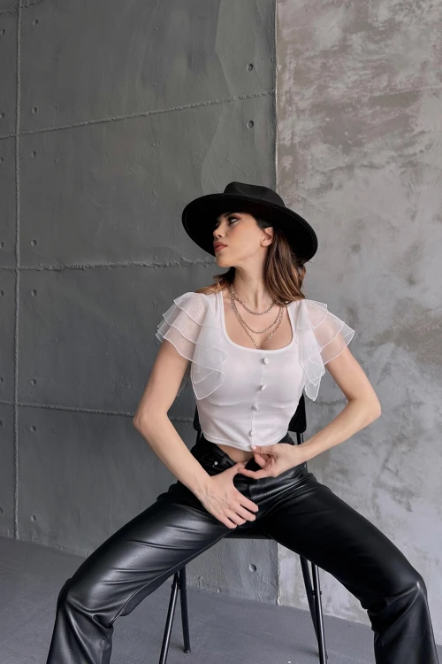 Beyaz Kare Yaka Düğme Detaylı Kolları Şifon Pamuklu Bluz BCDF-241046