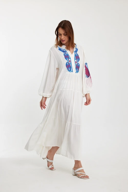 Maxi Boy Beyaz Nakış İşlemeli Kat Kat Volanlı Düğme Detaylı Dokuma Elbise BCVL-24942