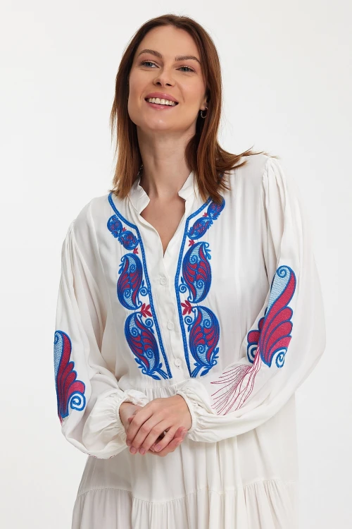 Maxi Boy Beyaz Nakış İşlemeli Kat Kat Volanlı Düğme Detaylı Dokuma Elbise BCVL-24942