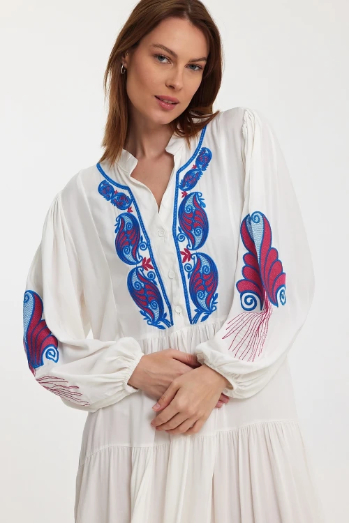 Maxi Boy Beyaz Nakış İşlemeli Kat Kat Volanlı Düğme Detaylı Dokuma Elbise BCVL-24942