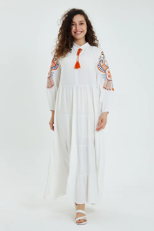 Maxi Boy Beyaz Nakış İşlemeli Kat Kat Volanlı Uzun Boy Dokuma Elbise BCVL-24947