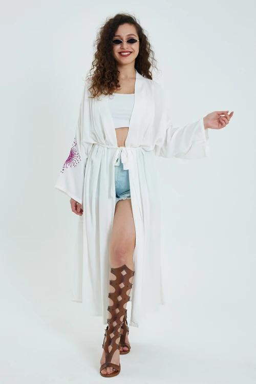 Maxi Boy Beyaz Sırtı Ve Kolları Nakışlı Kemer Bağlamalı Uzun Kimono Ceket BCVL-24911