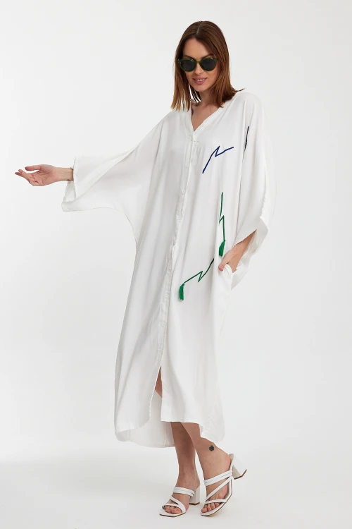 Maxi Boy Beyaz V Yaka Nakış İşlemeli Uzun Dokuma Gömlek Elbise BCVL-24989