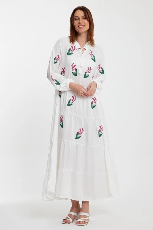 Maxi Boy Beyaz Yakası Bağcıklı Nakış İşlemeli Kat Kat Volanlı Uzun Boy Dokuma Elbise BCVL-24926