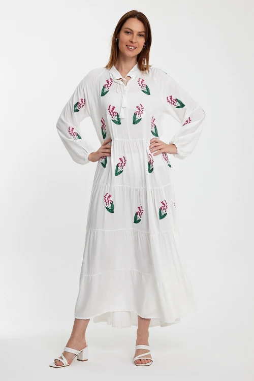 Maxi Boy Beyaz Yakası Bağcıklı Nakış İşlemeli Kat Kat Volanlı Uzun Boy Dokuma Elbise BCVL-24926