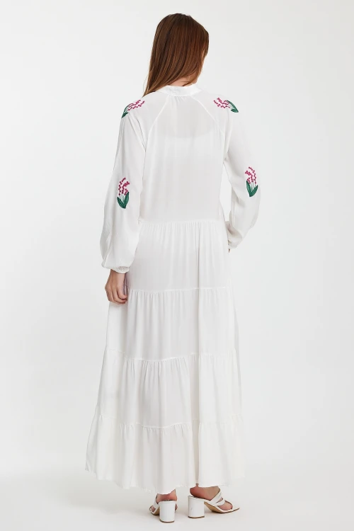 Maxi Boy Beyaz Yakası Bağcıklı Nakış İşlemeli Kat Kat Volanlı Uzun Boy Dokuma Elbise BCVL-24926