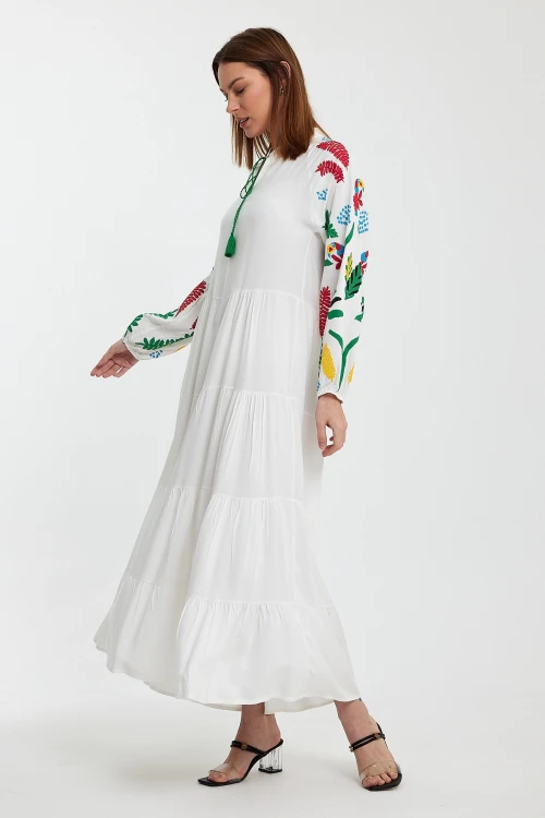 Maxi Boy Beyaz Yakası Bağlamalı Nakış İşlemeli Uzun Boy Dokuma Elbise BCVL-241027