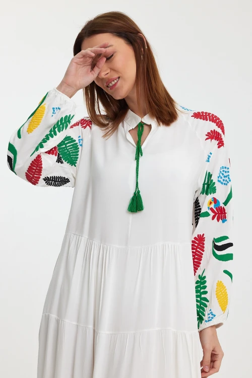 Maxi Boy Beyaz Yakası Bağlamalı Nakış İşlemeli Uzun Boy Dokuma Elbise BCVL-241027