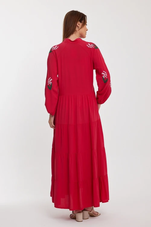 Maxi Boy Fuşya Yakası Bağcıklı Nakış İşlemeli Kat Kat Volanlı Uzun Boy Dokuma Elbise BCVL-24926