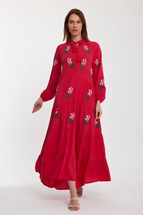 Maxi Boy Fuşya Yakası Bağcıklı Nakış İşlemeli Kat Kat Volanlı Uzun Boy Dokuma Elbise BCVL-24926