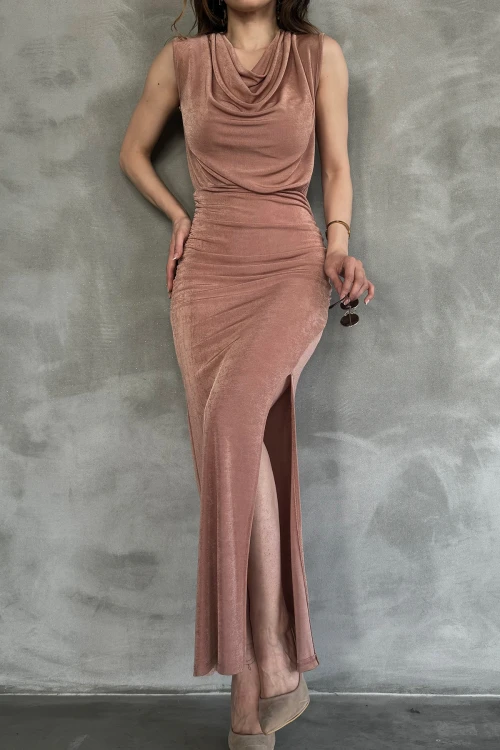 Kahverengi Degaje Yaka Derin Yırtmaçlı Maxi Boy Buzzy Gece Elbisesi BCDF-241051