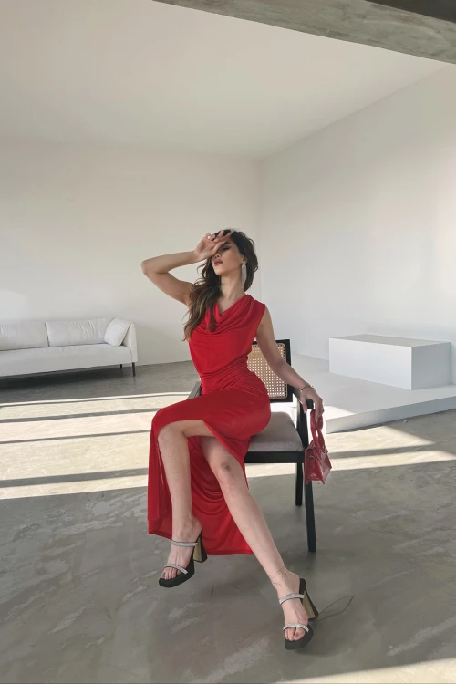 Kırmızı Degaje Yaka Derin Yırtmaçlı Maxi Boy Buzzy Gece Elbisesi BCDF-241051