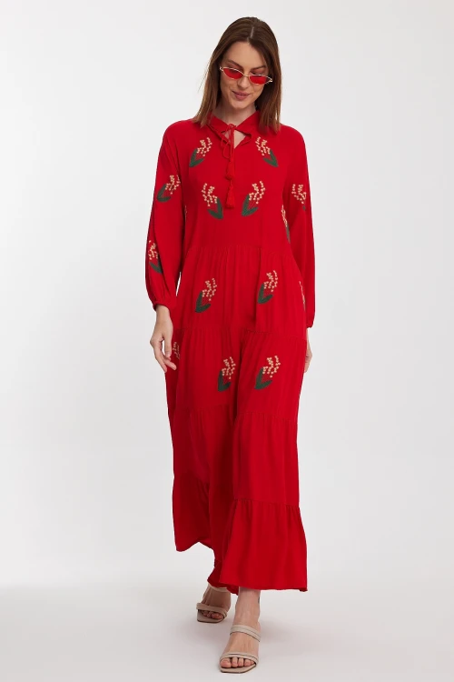 Maxi Boy Kırmızı Yakası Bağcıklı Nakış İşlemeli Kat Kat Volanlı Uzun Boy Dokuma Elbise BCVL-24926