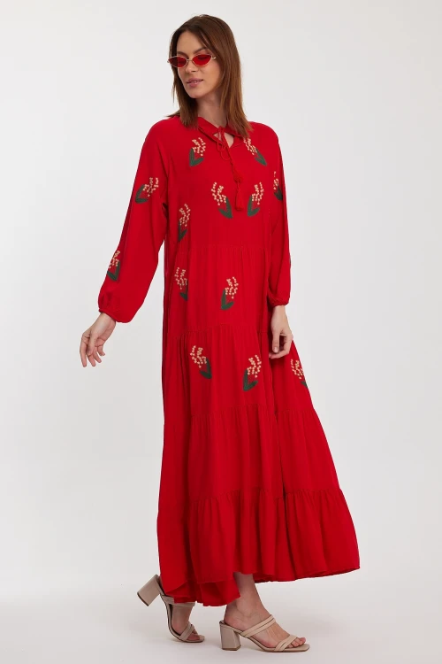 Maxi Boy Kırmızı Yakası Bağcıklı Nakış İşlemeli Kat Kat Volanlı Uzun Boy Dokuma Elbise BCVL-24926