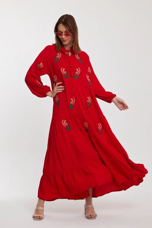 Maxi Boy Kırmızı Yakası Bağcıklı Nakış İşlemeli Kat Kat Volanlı Uzun Boy Dokuma Elbise BCVL-24926