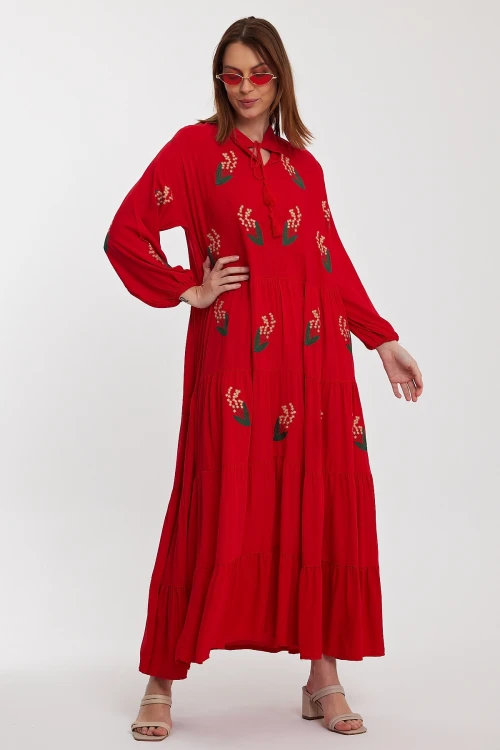 Maxi Boy Kırmızı Yakası Bağcıklı Nakış İşlemeli Kat Kat Volanlı Uzun Boy Dokuma Elbise BCVL-24926