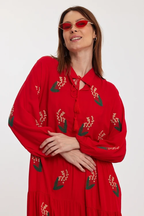 Maxi Boy Kırmızı Yakası Bağcıklı Nakış İşlemeli Kat Kat Volanlı Uzun Boy Dokuma Elbise BCVL-24926