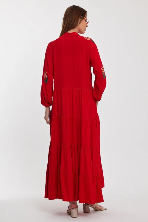 Maxi Boy Kırmızı Yakası Bağcıklı Nakış İşlemeli Kat Kat Volanlı Uzun Boy Dokuma Elbise BCVL-24926