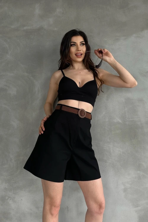 Siyah Beli Kemerli Geniş Paçalı Mom Şort
