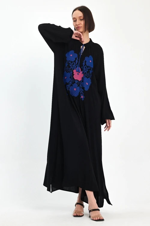 Maxi Boy Siyah Hakim Yaka Nakış İşlemeli Uzun Boy Dokuma Elbise BCVL-241036