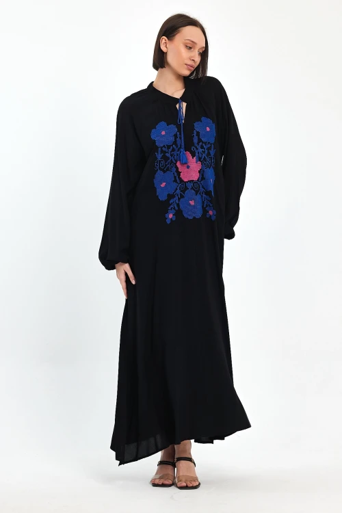 Maxi Boy Siyah Hakim Yaka Nakış İşlemeli Uzun Boy Dokuma Elbise BCVL-241036