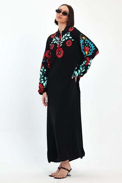 Maxi Boy Siyah Hakim Yaka Nakış İşlemeli Uzun Boy Dokuma Elbise BCVL-241049