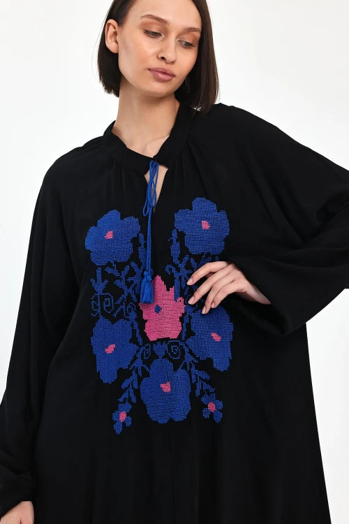 Maxi Boy Siyah Hakim Yaka Nakış İşlemeli Uzun Boy Dokuma Elbise BCVL-241036