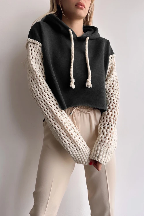 Siyah Kapüşonlu Kolları Triko Örgü Crop Sweatshirt BC231021