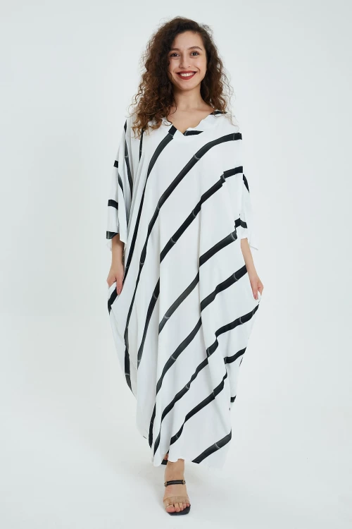Maxi Boy Siyah V Yaka Çizgili Sırtı Baskılı Salaş Dokuma Elbise BCVL-24932