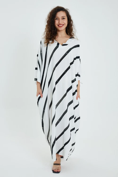 Maxi Boy Siyah V Yaka Çizgili Sırtı Baskılı Salaş Dokuma Elbise BCVL-24932