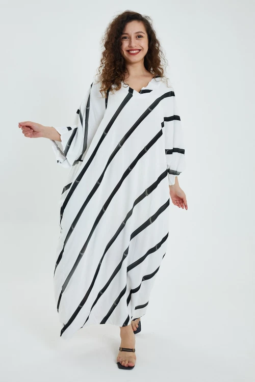 Maxi Boy Siyah V Yaka Çizgili Sırtı Baskılı Salaş Dokuma Elbise BCVL-24932