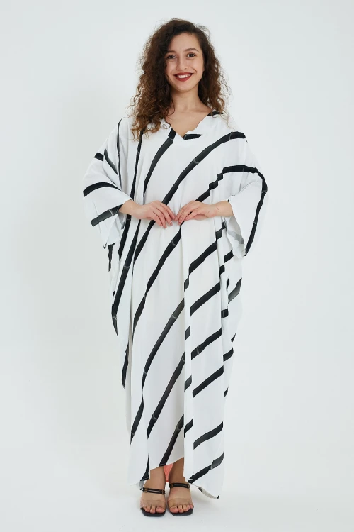 Maxi Boy Siyah V Yaka Çizgili Sırtı Baskılı Salaş Dokuma Elbise BCVL-24932