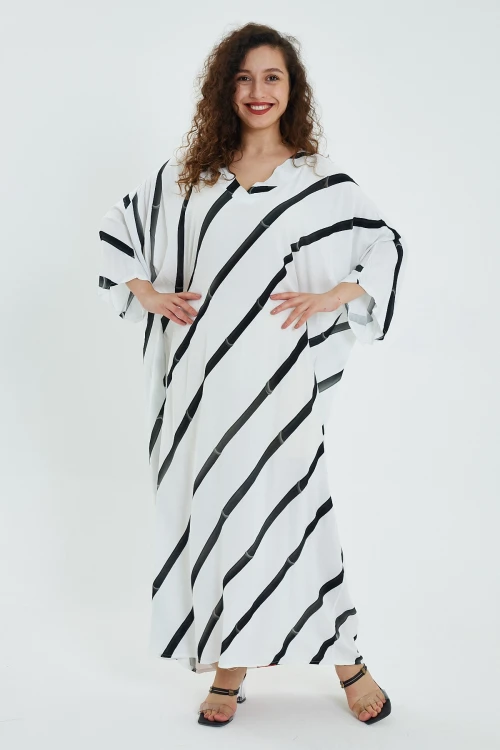 Maxi Boy Siyah V Yaka Çizgili Sırtı Baskılı Salaş Dokuma Elbise BCVL-24932