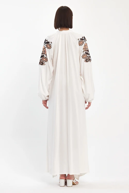 Maxi Boy Beyaz Bağcıklı Nakış İşlemeli Uzun Boy Dokuma Elbise BCVL-24940